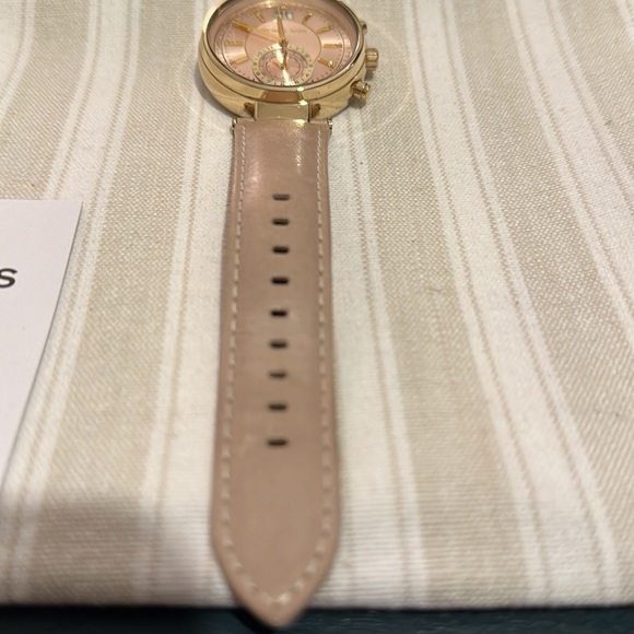 Authentic Michael Kors Women’s Watch, MK-2529 in Rose Gold and Light Tan Leather - Picture 6 of 15